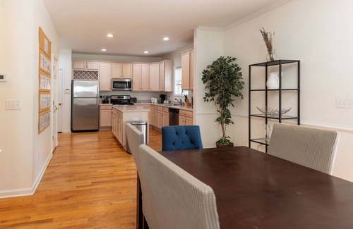 Ridge St. House | Bright, Spacious Home Perfect for Groups and Families: 4BR, 5 Beds