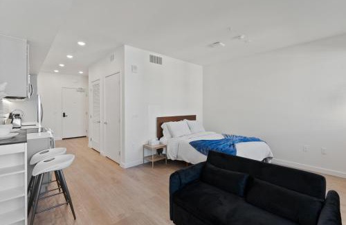 Hollywood Apartment | Bright Studio on Sunset Blvd, Free Parking, Gym, and Pool