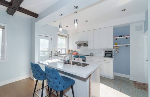 Swansea Hotel | Bright & Stylish 3BR | Walk distance to Subway & High Park