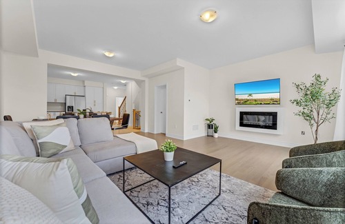 Oakville House | Bright & Stylish 5 BR Getaway in Oakville!
