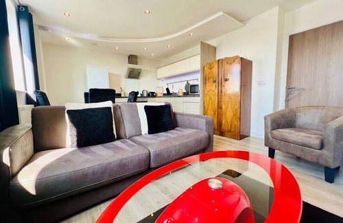 Ipswich Apartment | Bright & Stylish Central Flat by Christchurch Park