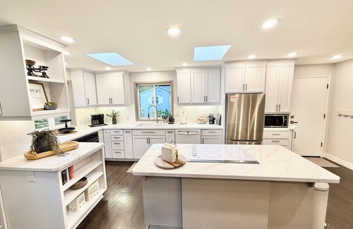 Bull Mountain House | Bright & Stylish Home: Ideal Traveler’s Retreat!