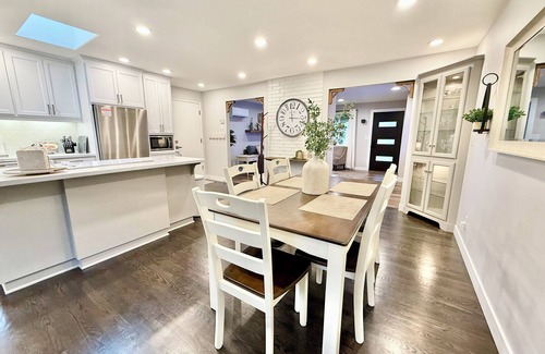 Bull Mountain House | Bright & Stylish Home: Ideal Traveler’s Retreat!