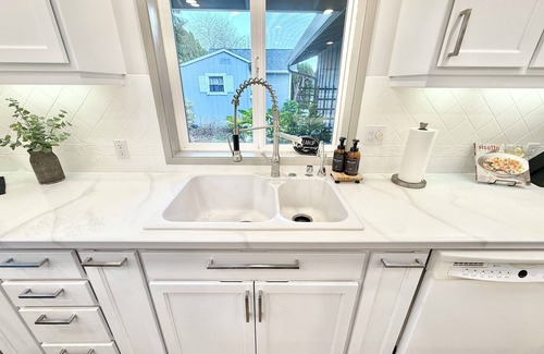 Bull Mountain House | Bright & Stylish Home: Ideal Traveler’s Retreat!