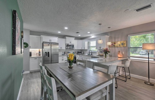 Venice House | Bright Venice Getaway < 1 Mi to Historic Dtwn