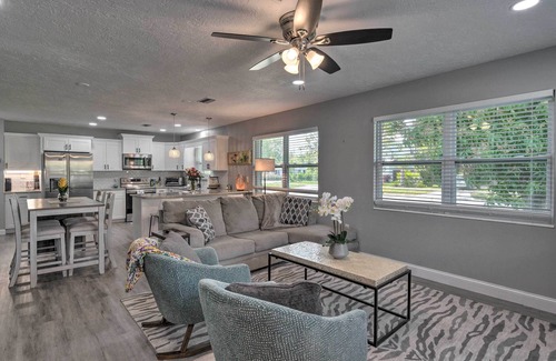 Venice House | Bright Venice Getaway < 1 Mi to Historic Dtwn