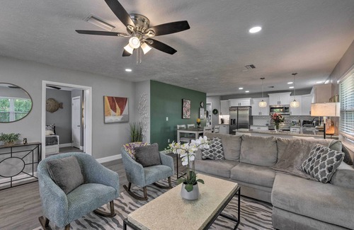 Venice House | Bright Venice Getaway < 1 Mi to Historic Dtwn