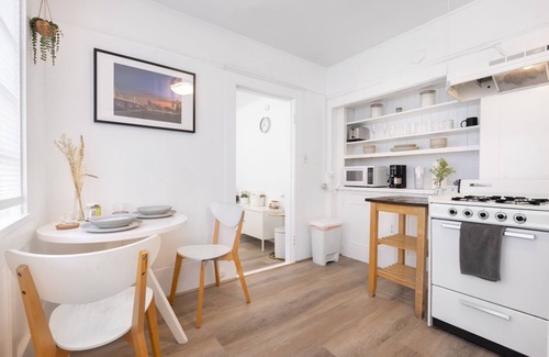 Adams Point Apartment | Bright Vintage Oakland Studio