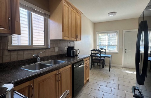 Marpole House | Bright West Side Retreat 3BR Kitchen & Living