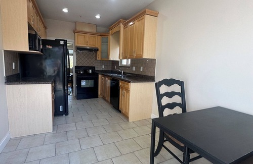 Marpole House | Bright West Side Retreat 3BR Kitchen & Living