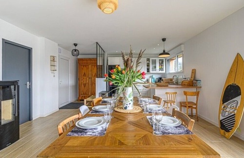 Plouharnel House | Bright wooden house, 4 bedrooms, sleeps 10, 5 mins from beaches and shops