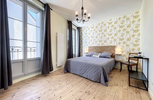 Saugues Bed & Breakfast | Bright Yellow Room with Private Bathroom in Saugues