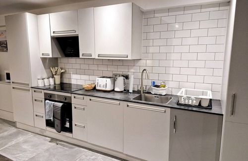 Brighton City Centre Apartment | Brighton Hub: Stylish retreat in the heart of the city, central to it all