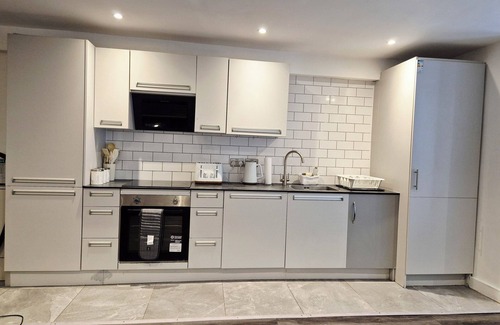 Brighton City Centre Apartment | Brighton Hub: Stylish retreat in the heart of the city, central to it all