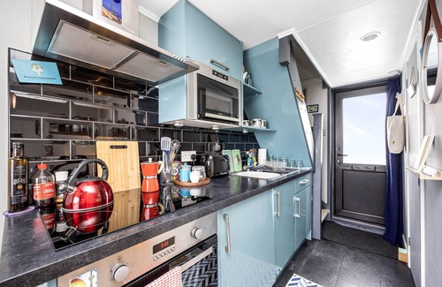 Seafront Apartment | Brighton Water Cabin with Free Parking