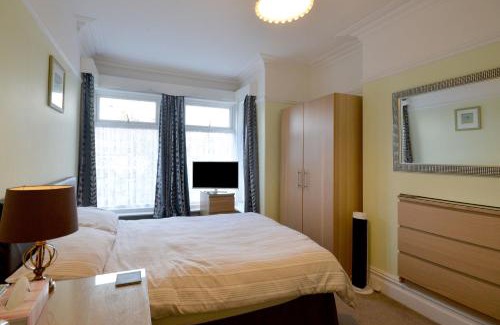 Scarborough House | Brightwater family room for up to 3 people with shared facilities