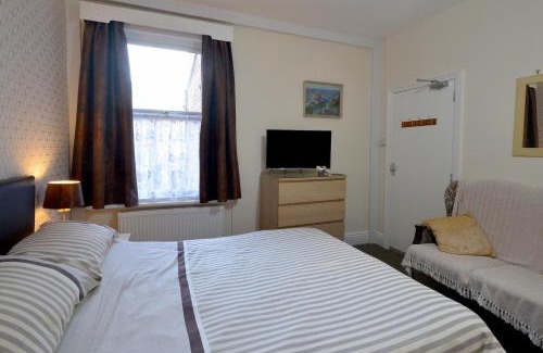 Scarborough House | Brightwater family room for up to 3 people with shared facilities