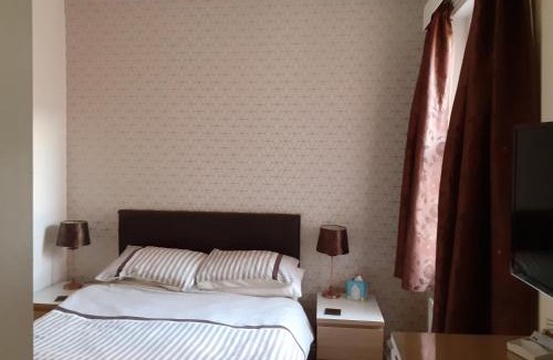 Scarborough House | Brightwater family room for up to 3 people with shared facilities