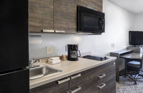 Grand Rapids Hotel | Bring Fido! Pet-Friendly Room w/Kitchen Near Fishing Pier | Pool | Parking