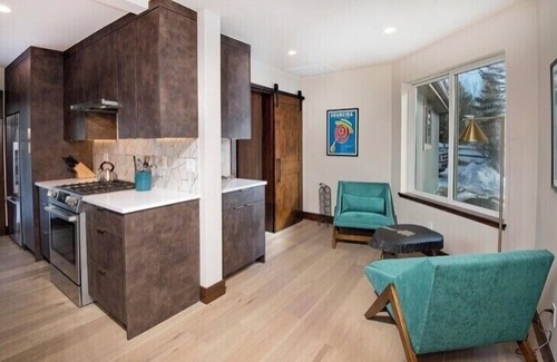 Edwards House | Bring your dog! Immaculate 3bed/2.5ba Homestead private home abuts open space.
