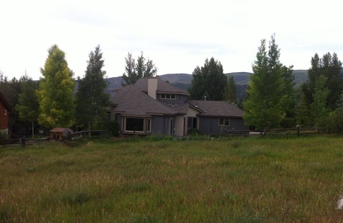 Edwards House | Bring your dog! Immaculate 3bed/2.5ba Homestead private home abuts open space.