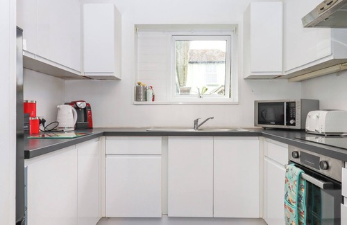 Brixham Cottage | BRIXHAM BREEZE CABIN, pet friendly, with a garden in Brixham
