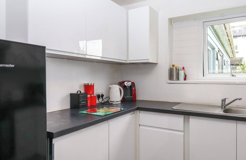Brixham Cottage | BRIXHAM BREEZE CABIN, pet friendly, with a garden in Brixham