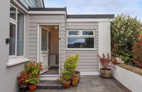 Brixham Cottage | BRIXHAM BREEZE CABIN, pet friendly, with a garden in Brixham