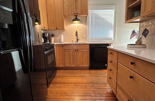 Meridian-Kessler House | Broad Ripple Urban Flower Farm Bungalow - Cozy 2BR Near Downtown Indianapolis