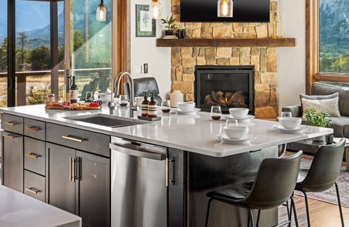 Nathrop House | Broadview Luxury Retreat + 8 acres near Mt Princeton Hot Springs