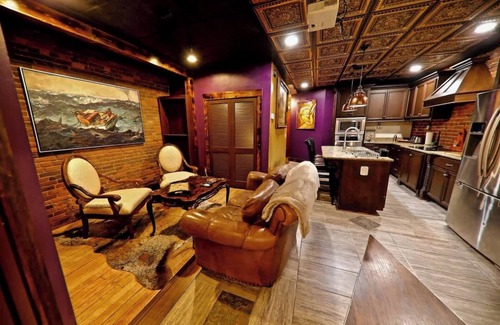 Downtown Nashville House | Broadway! 4br/2bth 2500sf Art Gallery/Steam Room