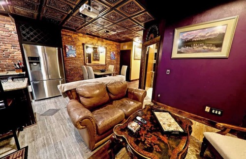 Downtown Nashville House | Broadway! 4br/2bth 2500sf Art Gallery/Steam Room