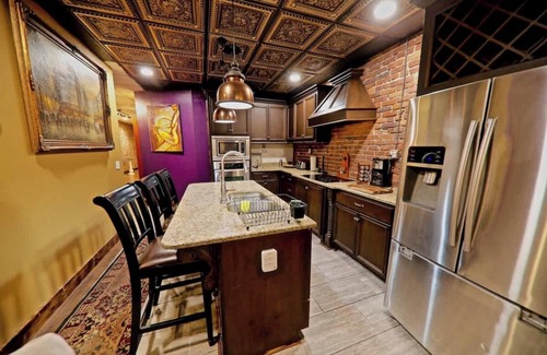 Downtown Nashville House | Broadway! 4br/2bth 2500sf Art Gallery/Steam Room
