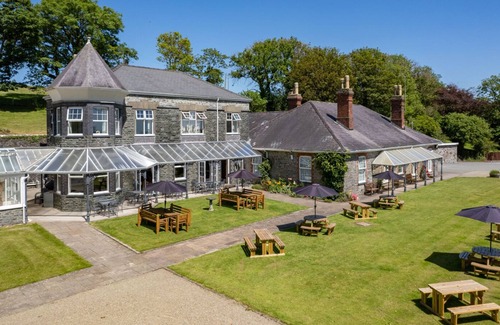 Laugharne House | Broadway Country House Hotel
