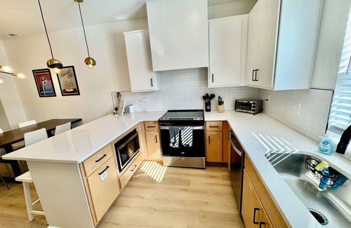 Donelson House | Broadway & Grand Ole Opry! Spacious 3-bed retreat sleeps 10, perfect for families & groups. Play together: dedicated game room with ping-pong & board games. Fully stocked kitchen & coffee bar Free parking & private entrance Kid-re