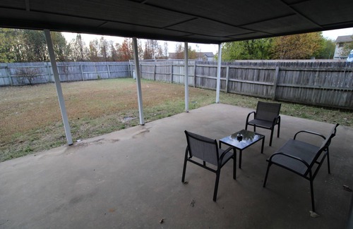 Broken Arrow House | Broken Arrow home minutes from Tulsa & shopping with large fenced backyard