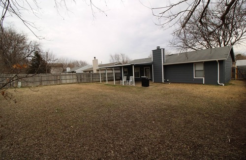 Broken Arrow House | Broken Arrow home minutes from Tulsa & shopping with large fenced backyard