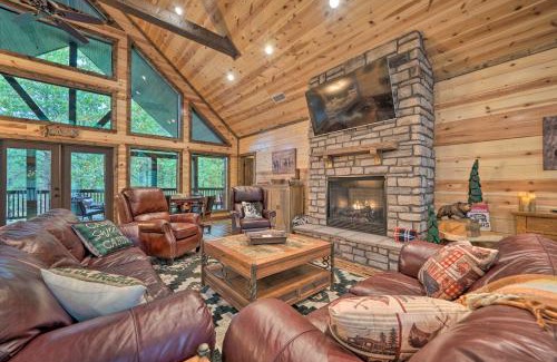 Broken Bow House | Broken Bow Cabin Deck with Hot Tub and Pool Table!