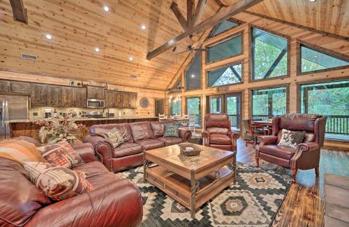 Broken Bow House | Broken Bow Cabin Deck with Hot Tub and Pool Table!