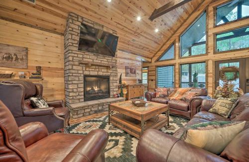 Broken Bow House | Broken Bow Cabin Deck with Hot Tub and Pool Table!