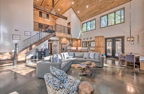 Hochatown House | Broken Bow Lazy Dog Lodge with Hot Tub, Pool Table
