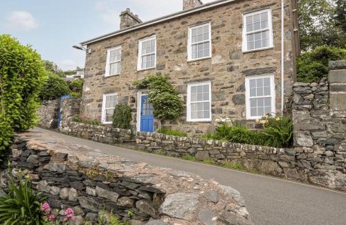 Harlech House | Bron Castell