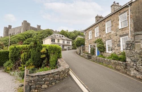 Harlech House | Bron Castell