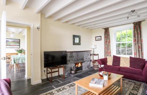 Harlech House | Bron Castell