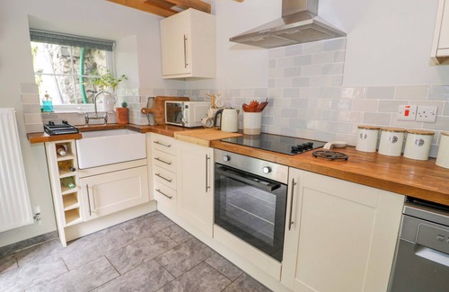 Manod Cottage | BRONDDERWEN, pet friendly, with open fire in Blaenau Ffestiniog