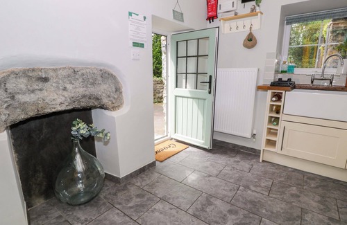 Manod Cottage | BRONDDERWEN, pet friendly, with open fire in Blaenau Ffestiniog