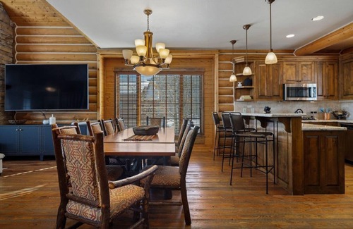 Victor Cabin | Bronze Buffalo Club Cabin enjoys private resort amenities