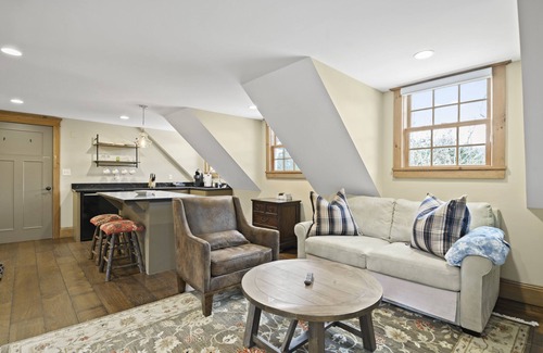 West Dover Hotel | Brook Bound Inn - Main Lodge - Suite w/pullout & Kitchenette - Room 205n