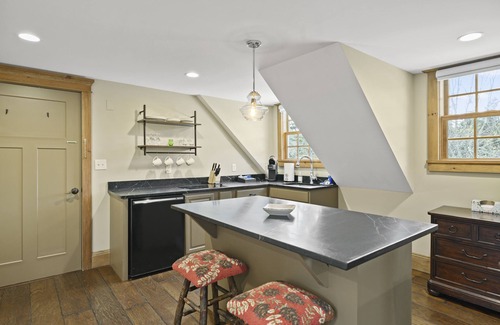West Dover Hotel | Brook Bound Inn - Main Lodge - Suite w/pullout & Kitchenette - Room 205n