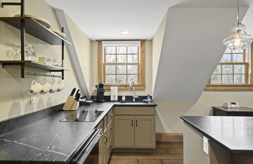 West Dover Hotel | Brook Bound Inn - Main Lodge - Suite w/pullout & Kitchenette - Room 205n
